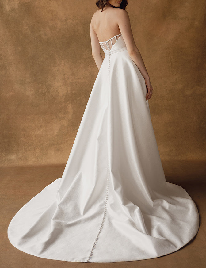 Dovima w/ Overskirt - US 12